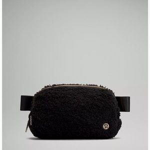 NWT Winter BLACK FLEECE  🖤 Lululemon Everywhere Belt Bag